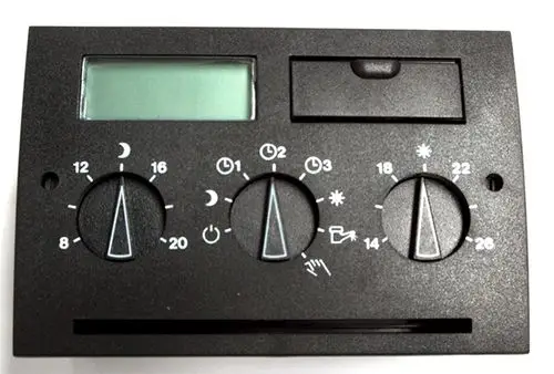 Schwarzes Bedienelement mit LCD-Anzeige und drei Einstellreglern. Symbole für Temperatur und Zeit sind abgebildet, typisch für eine Daikin Steuerung.